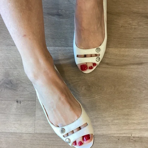 Michelle D White Patent Leather open toe slip in shoes flats Sz 6 M - Picture 3 of 13